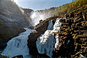 Norvegia altopiano dell'Hardanger, lungo la Flambahna la linea ferroviaria che scende all'Aurlandsfjord il treno si  fermato davanti ad una spettacolare cascata.